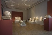 Blick in Raum 2 der Dauerausstellung der Antikensammlung im Alten Museum (Obergeschoss): Etrurien - Städte, Heiligtümer, Nekropolen