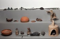 Vitrinenaufnahme aus der Ausstellung der Antikensammlung im Alten Museum von 1998-2010: Kompartiment 26.9 Hausrat aus Priene, rechte Seite