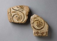 Zwei Fragment einer archaischen Giebelsima mit Leierornament ("lydischer" Simatypus)