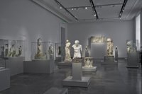 Blick in Raum 11 der Dauerausstellung der Antikensammlung im Alten Museum (Hauptgeschoss): Alexander und die Folgen - Das Zeitalter des Hellenismus