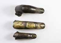 Drei massive Finger von überlebensgroßen Bronzestatuen, zwei vergoldet.