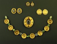 Kette mit römischen Münzen, Achate in Goldblechfassung, Anstecker