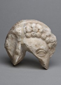 Fragment eines archaistischen männlichen Kopfes (von einer Herme oder Doppelherme?)