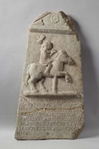 Votivstele: Weihung der Antonia, Tochter des Antonios, an Apollon Bozenos mit sog. Beichtinschrift