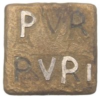 Münzgewicht. Kleine rechteckige Platte mit Inschriften PVRPVRI auf der einen und V.L. auf der anderen Seite