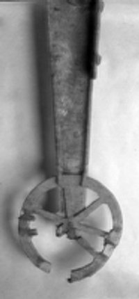 Fuß eines etruskischen, auf Rädern laufenden Kohlebeckens