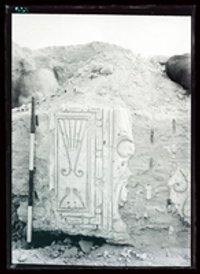 Al-Dschausaq al-Chaqani, Thronsäle, Tür, Raum östlich der Moschee (Ornament Nr. 72) (Throne Halls, stucco, room east of mosque (Ornament No. 72))
