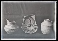 Keramik: 2 Gefäße, 1 Scherbe (Unglazed pottery)